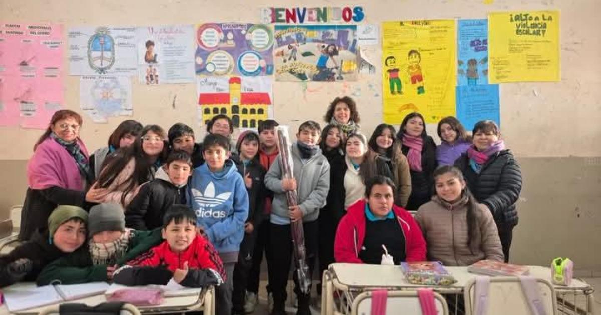 La Escuela Ndeg940 de Colonia Tinco recibioacute banderas de Nacioacuten y Provincia