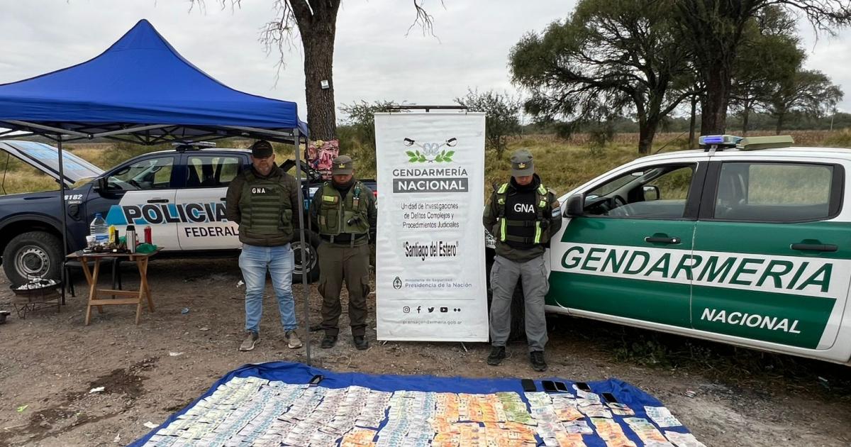 Desplazan a dos jefes federales en Tucumaacuten por el caso de las coimas a tours de compras en Santiago