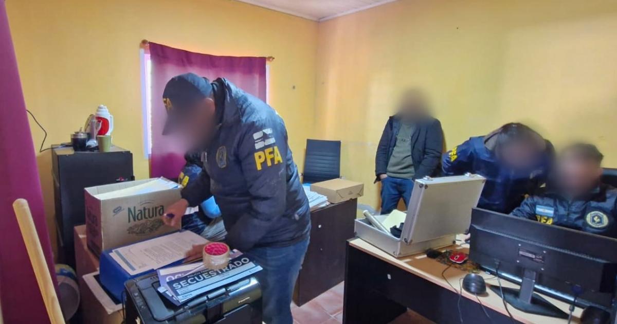 Allanamientos en Sauce por presunto desviacuteo de maacutes de 150 millones- la PFA secuestroacute libros contables y computadoras