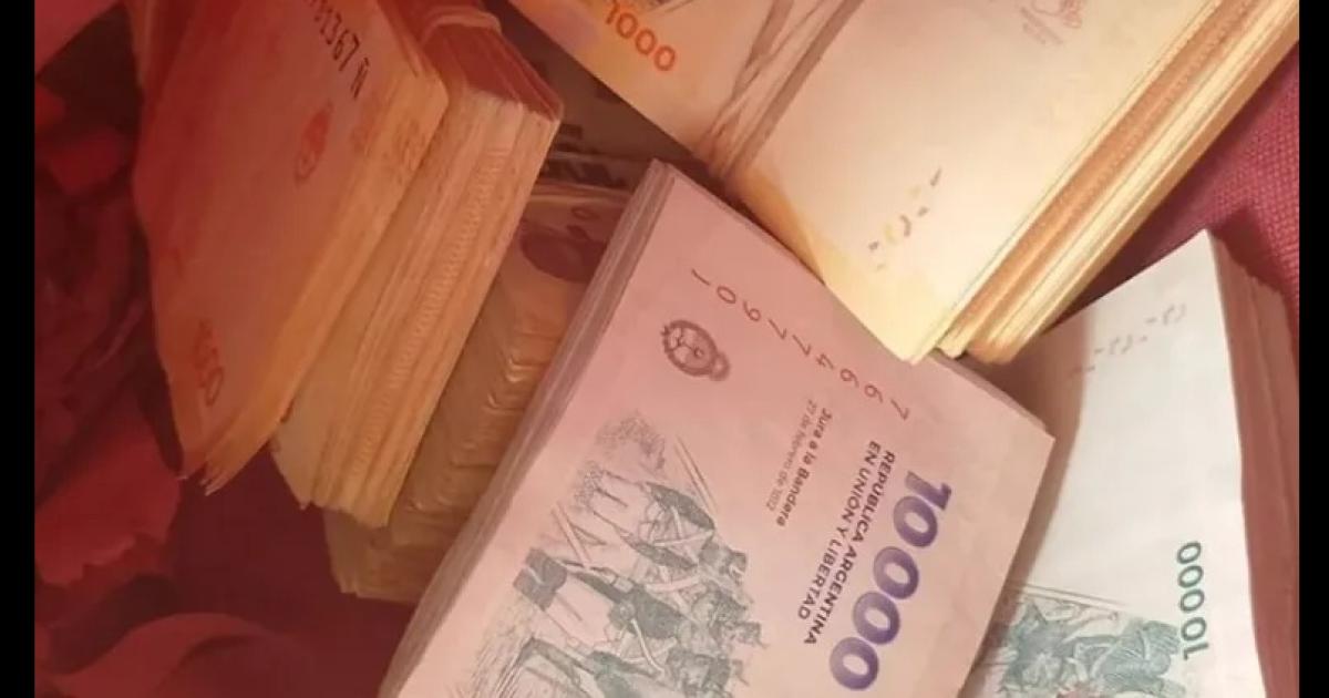 Le robaron 400000 dos celulares y documentacioacuten de una camioneta en el barrio Centro