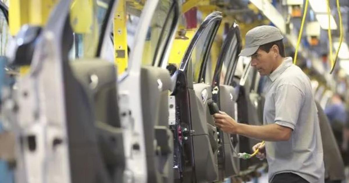 La industria manufacturera volvioacute a retroceder- cayoacute 57-en-porciento- en mayo y textiles autos y maquinaria fueron los sectores maacutes golpeados