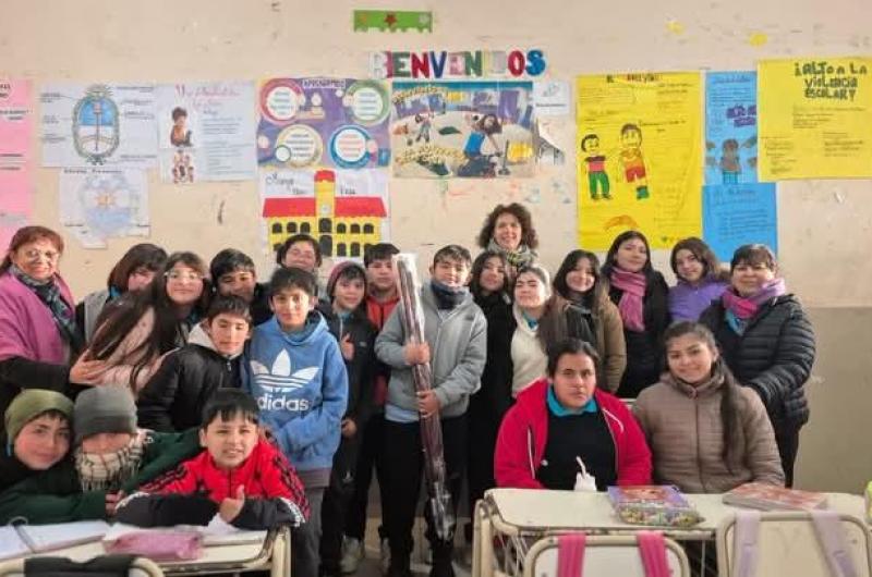La Escuela Ndeg940 de Colonia Tinco recibioacute banderas de Nacioacuten y Provincia
