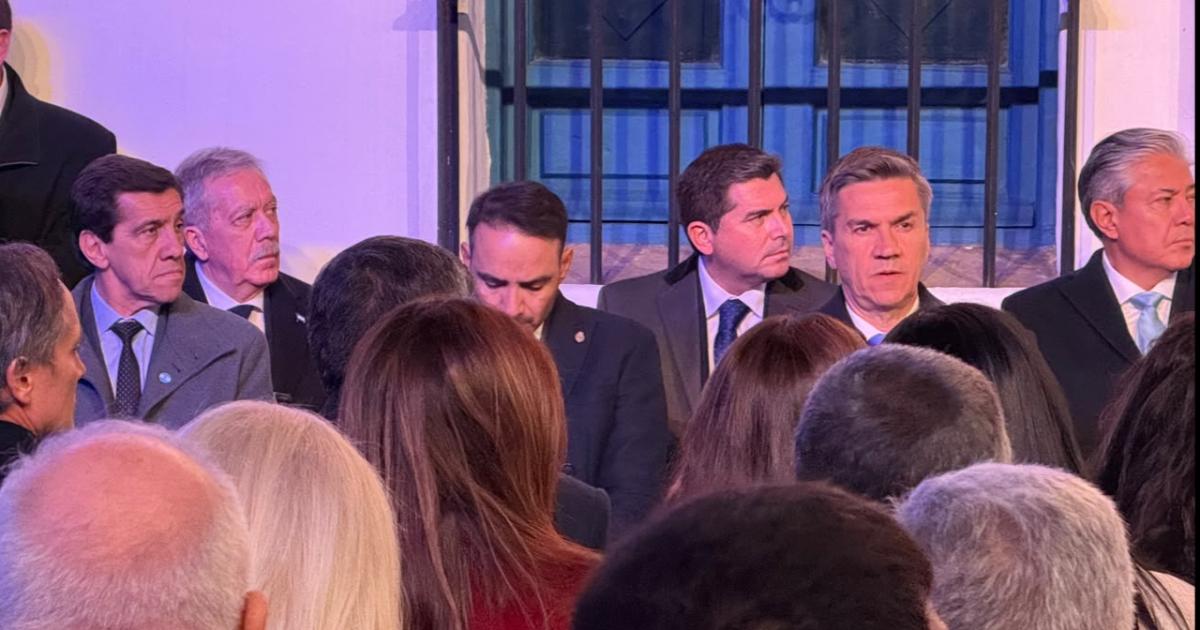 El gobernador Eliacuteas Suaacuterez participa de la vigilia en la Casa Histoacuterica de Tucumaacuten por el Diacutea de la Independencia