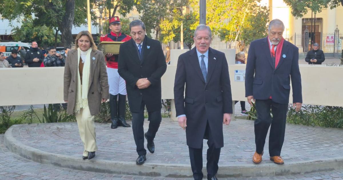 El Gobernador presidioacute el acto central por el Diacutea de la Independencia en la Plaza Libertad