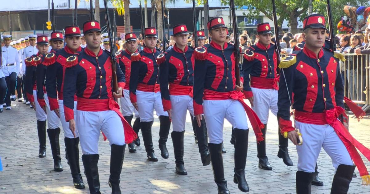 FOTOS Las mejores imaacutegenes que dejoacute el desfile ciacutevico-militar por el Diacutea de la Independencia en Santiago del Estero