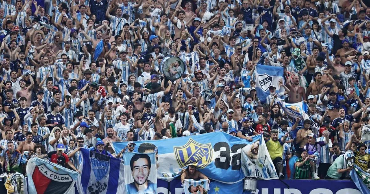 La travesiacutea de los hinchas para llegar a Kansas