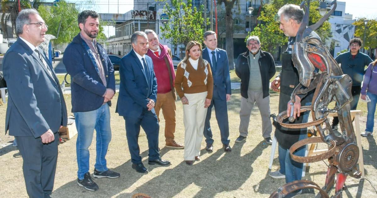 La intendente Fuentes y el secretario Benavente visitaron el 2degEncuentro de Escultores en el Parque Oeste