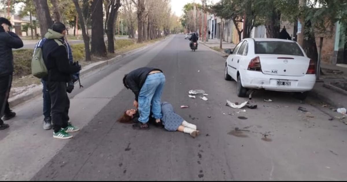 Adolescente ebrio chocoacute con auto estacionado y su acompantildeante terminoacute hospitalizada de urgencia