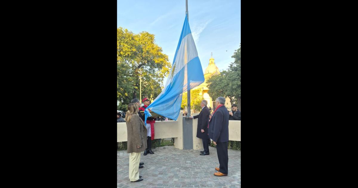El Gobernador presidioacute el acto central por el Diacutea de la Independencia en la Plaza Libertad