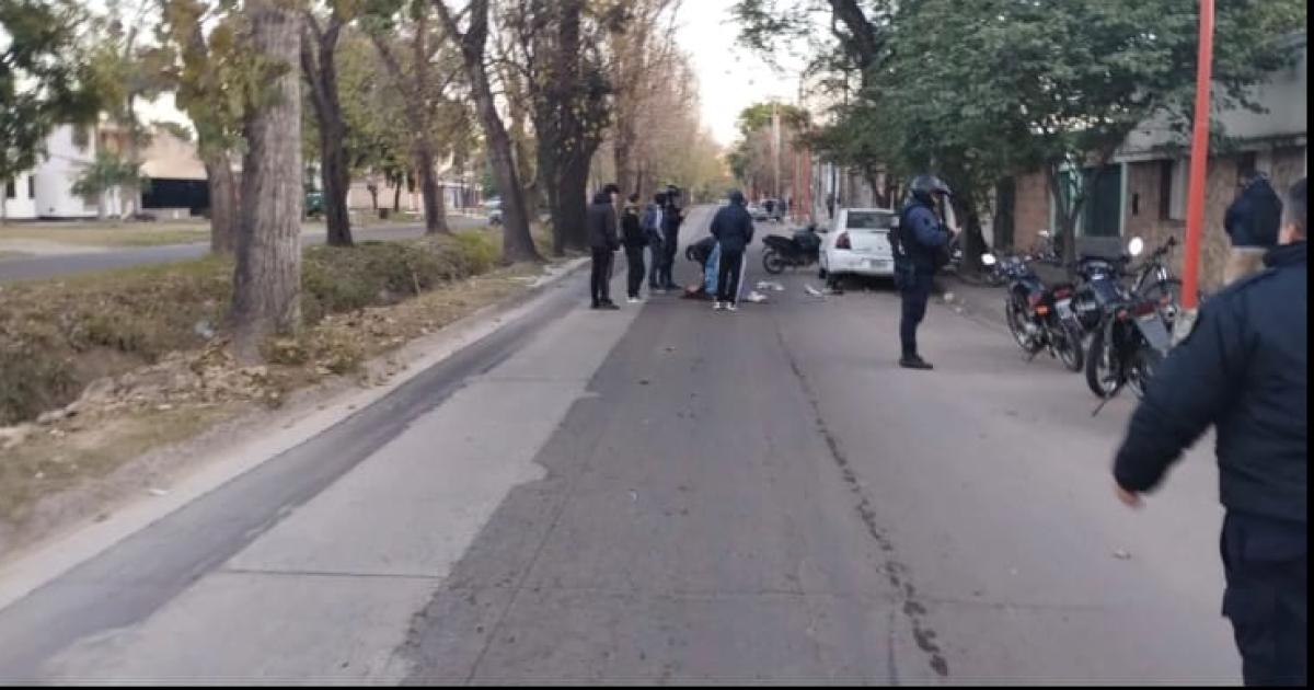 Adolescente ebrio chocoacute con auto estacionado y su acompantildeante terminoacute hospitalizada de urgencia