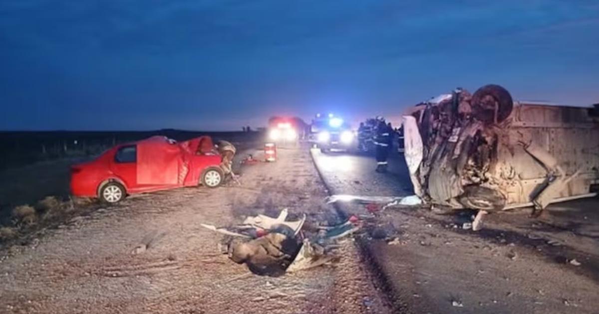 un micro con jugadoras de futbol infantil chocaron contra un auto- hay dos muertos