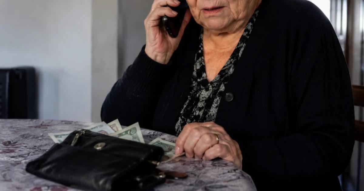 Falsos policiacuteas engantildearon a una jubilada con el cuento de un accidente y le robaron 27 millones