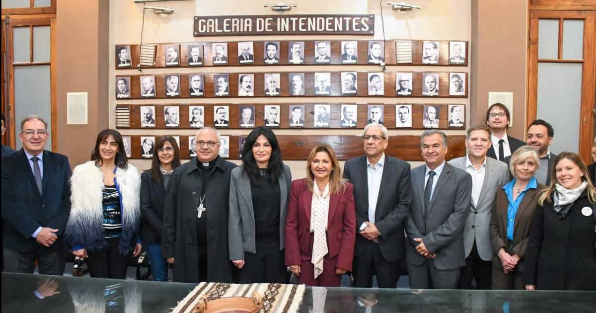 La intendente Fuentes recibioacute la visita de la embajadora del Liacutebano en la sede del municipio