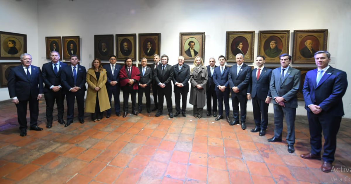 El presidente Javier Milei junto a gobernadores de varias provincias
