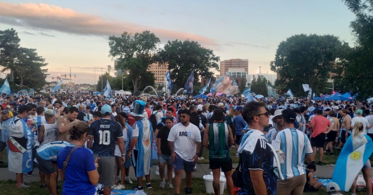 Banderazo argentino en Mill Creek Park Kansas City