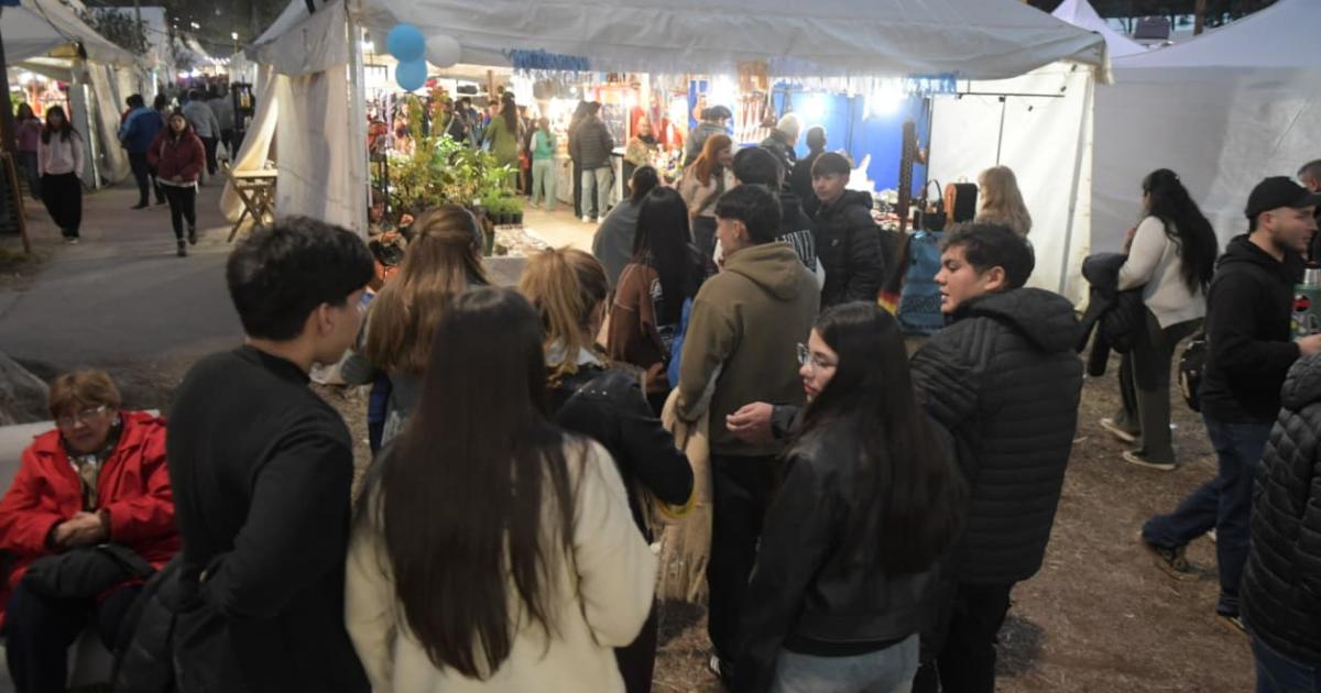 El feriado largo impulsa una multitudinaria convocatoria en la Feria Artesanal 2026