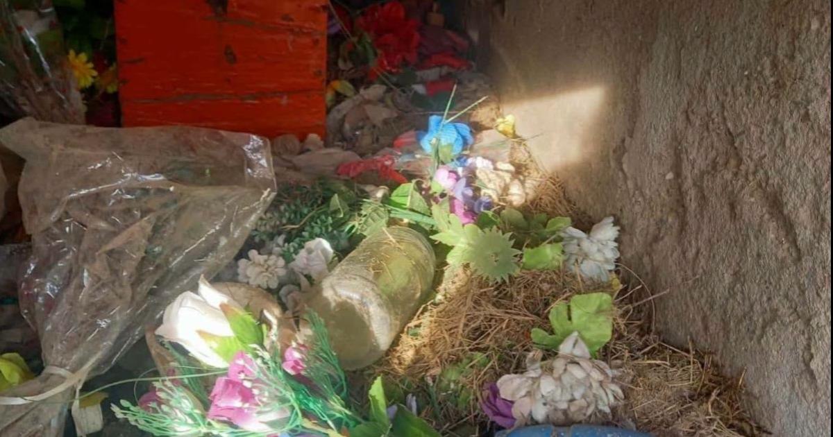 Profanan y queman el nicho de un nintildeo en cementerio de Vinaraacute