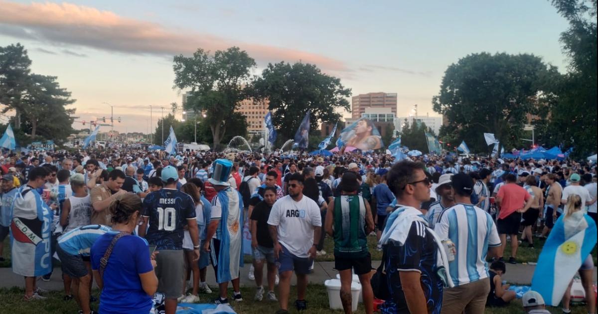 Los hinchas argentinos invadieron otra vez Kansas para apoyar a la Albiceleste
