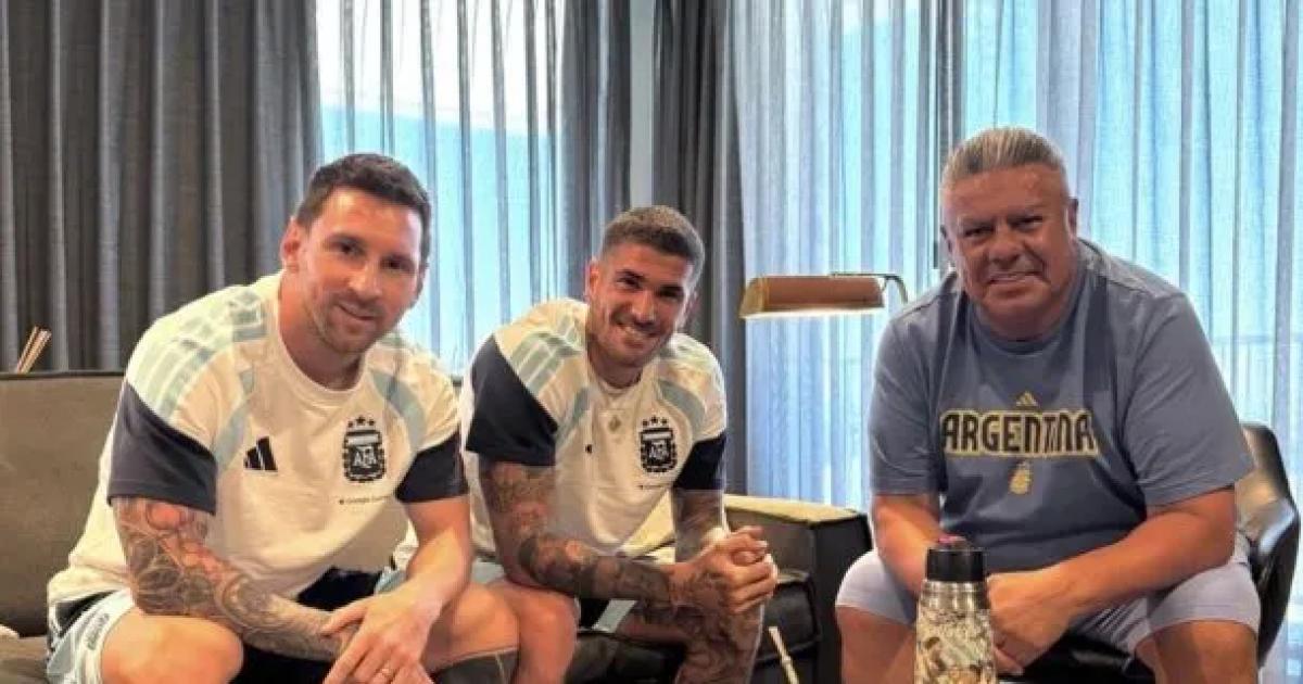 Como siempre juntos- la postal que compartioacute Chiqui Tapia con Lionel Messi y Rodrigo de Paul