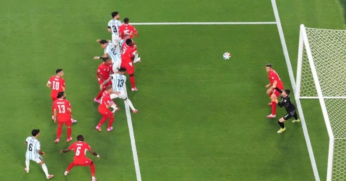 VIDEO- Centro perfecto de Messi y cabezazo goleador de Mac Allister para el 1-0