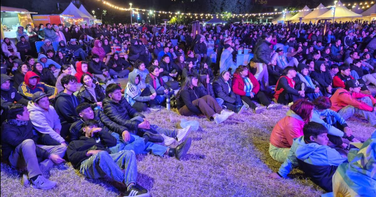 FOTOS- Los santiaguentildeos coparon el Fan Zone en el Foacuterum