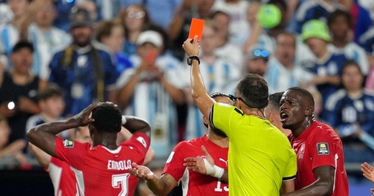 VIDEO- Suiza se quedoacute con diez- el VAR detectoacute una simulacioacuten y expulsoacute a Embolo