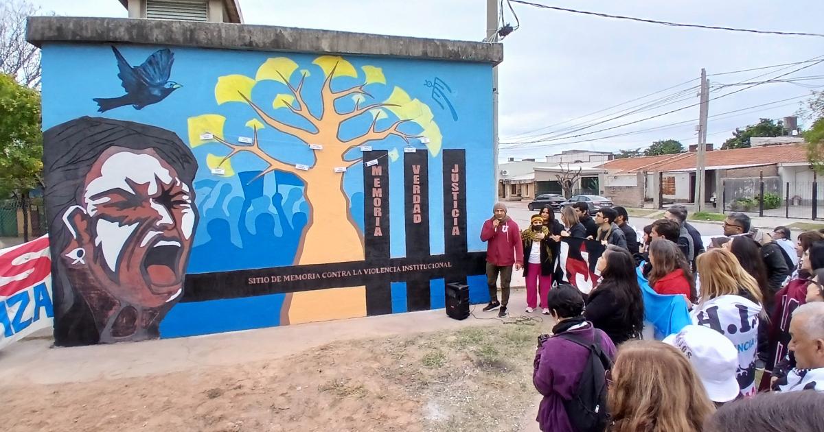 El mural se encuentra pintado en la avenida Borges del barrio Autonomía