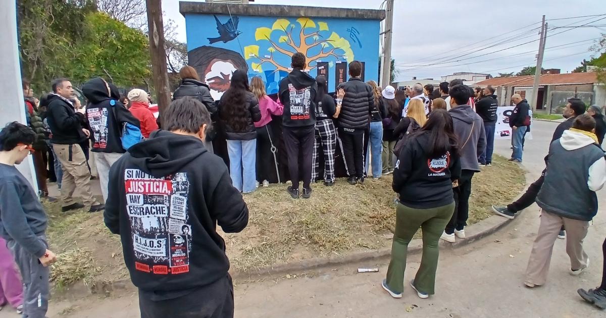 Pintan un imponente mural por los Derechos Humanos en el Bdeg Autonomiacutea