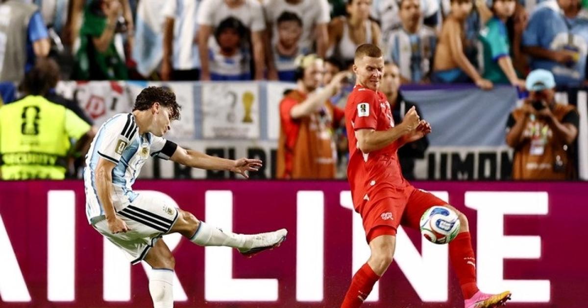 VIDEO Donde pican las Arantildeas- golazo de Juliaacuten Aacutelvarez para el 2-1 de Argentina