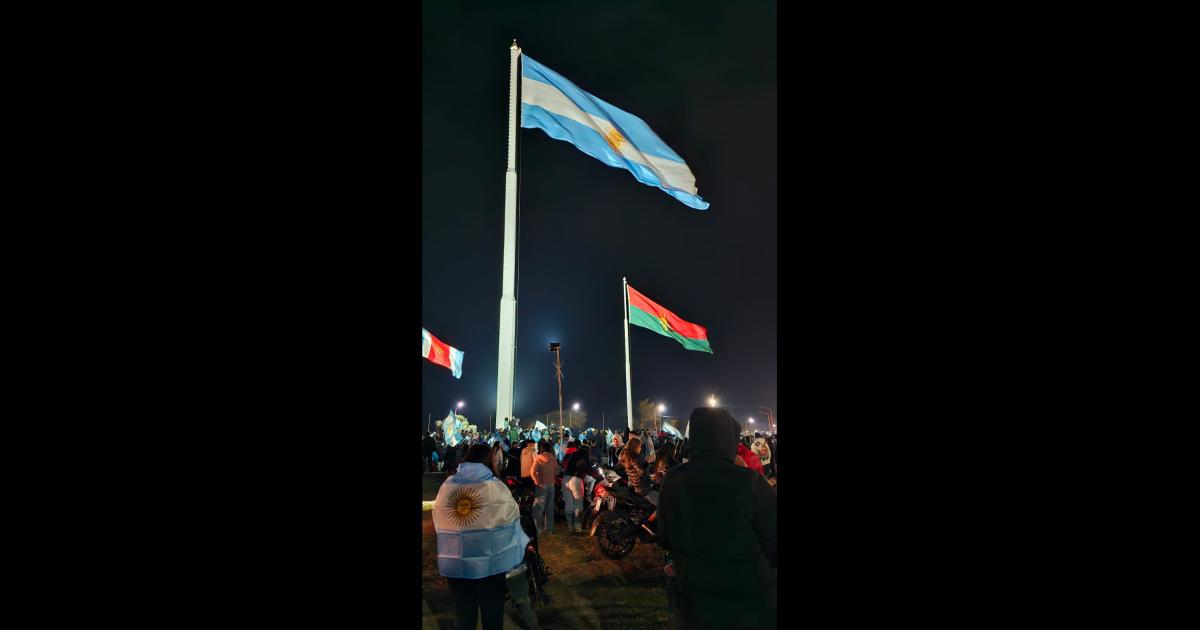 El Monumento a la Bandera de Friacuteas es una explosioacuten de Felicidad