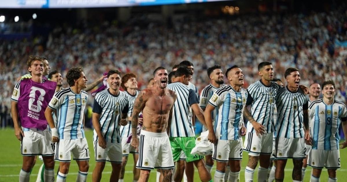 El que no salta es un ingleacutes el caacutentico del equipo argentino en pleno campo de juego