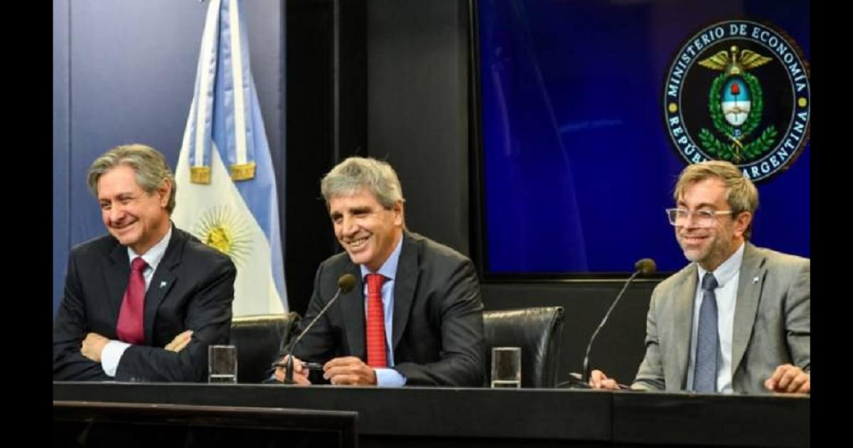 El Gobierno delineoacute su plan para contener al doacutelar y garantizar los pagos de deuda de 2027