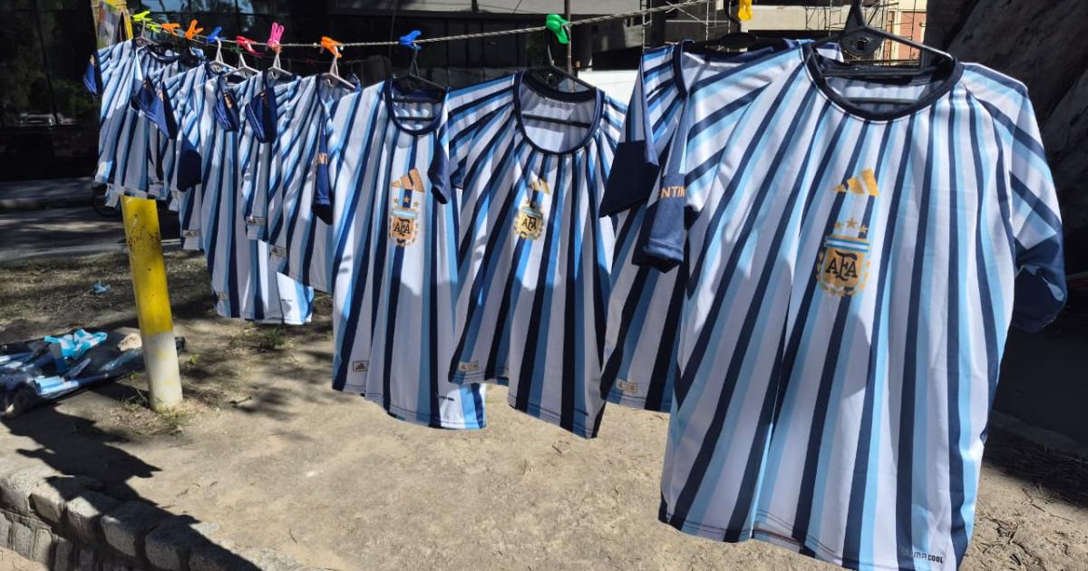 Roban decenas de camisetas de la Seleccioacuten y artiacuteculos de cotilloacuten de un puesto de la Feria Artesanal