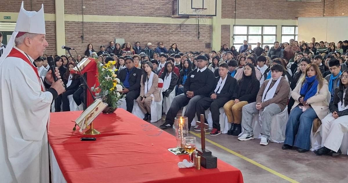 Casi 200 fieles recibieron el sacramento de la Confirmacioacuten en una emotiva celebracioacuten en Friacuteas