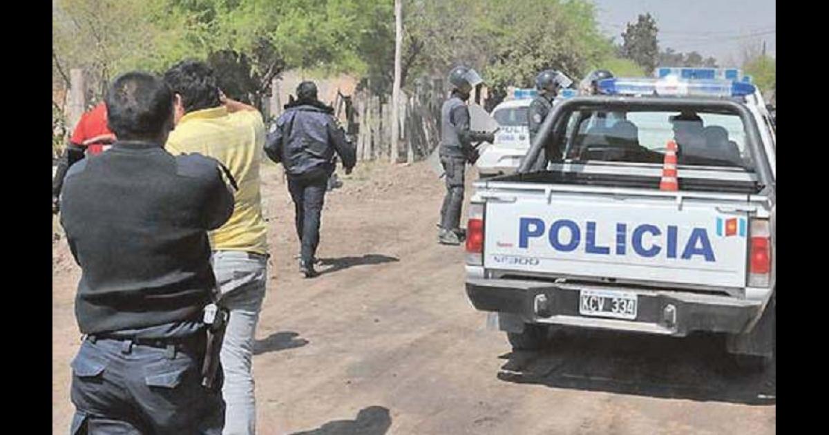Un menor causoacute destrozos en una garita policial y terminoacute detenido junto a dos coacutemplices