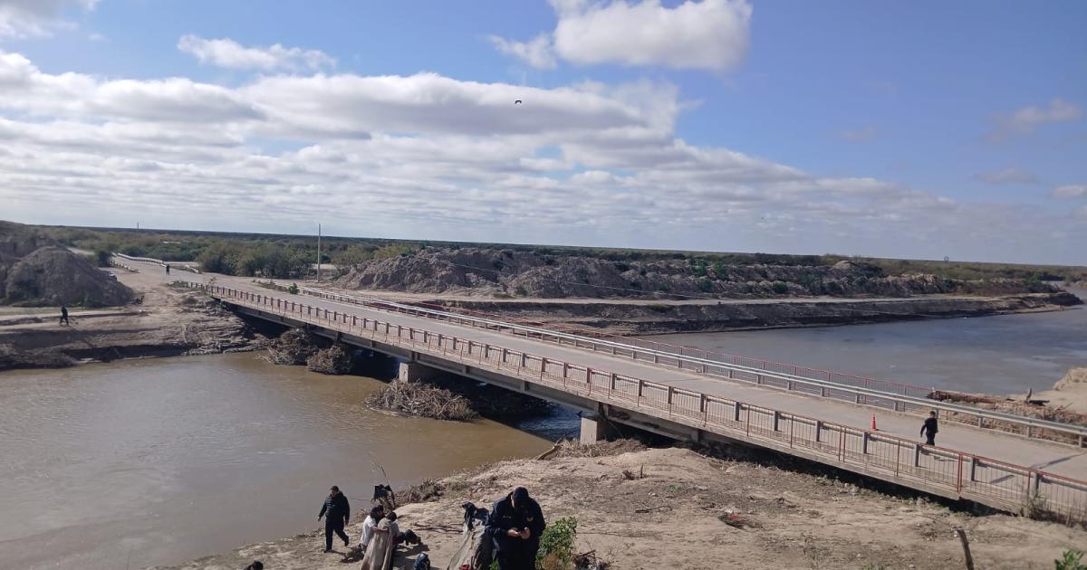 Camioneta cayoacute al riacuteo Saladillo y rescataron a cuatro antildeatuyenses