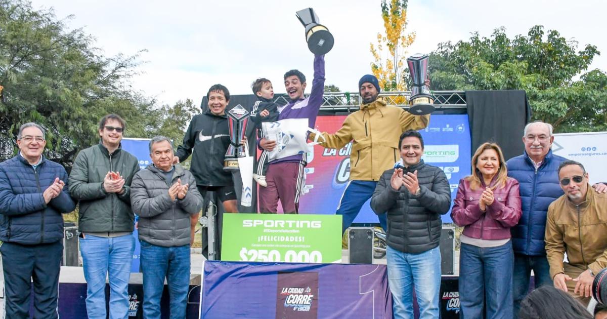 La intendente Fuentes el secretario Benavente y el Prof Dapello premiaron a los ganadores de la competencia La Ciudad Corre