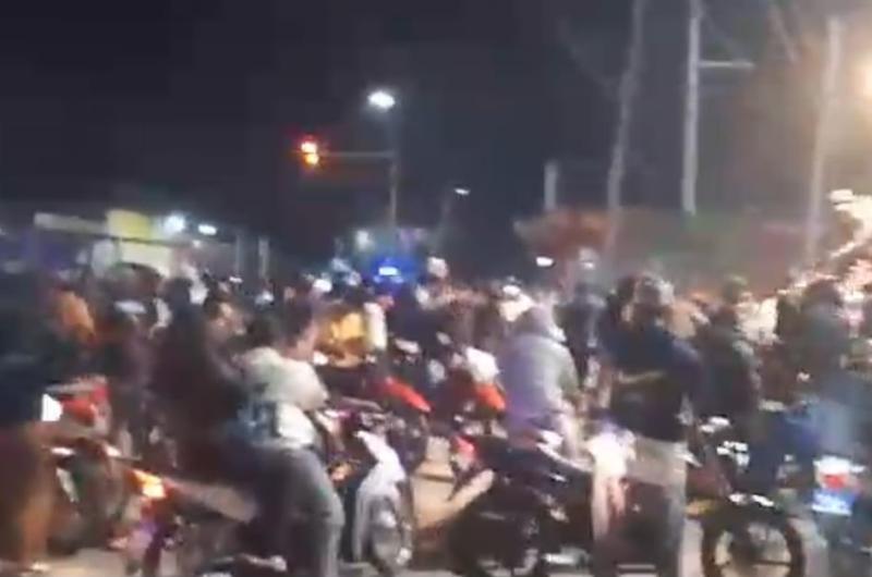 Histoacuterico festejo en Tintina- la pasioacuten celeste y blanca copoacute las calles
