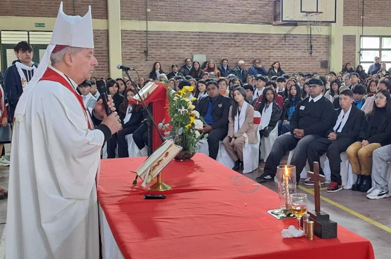 Casi 200 fieles recibieron el sacramento de la Confirmacioacuten en una emotiva celebracioacuten en Friacuteas