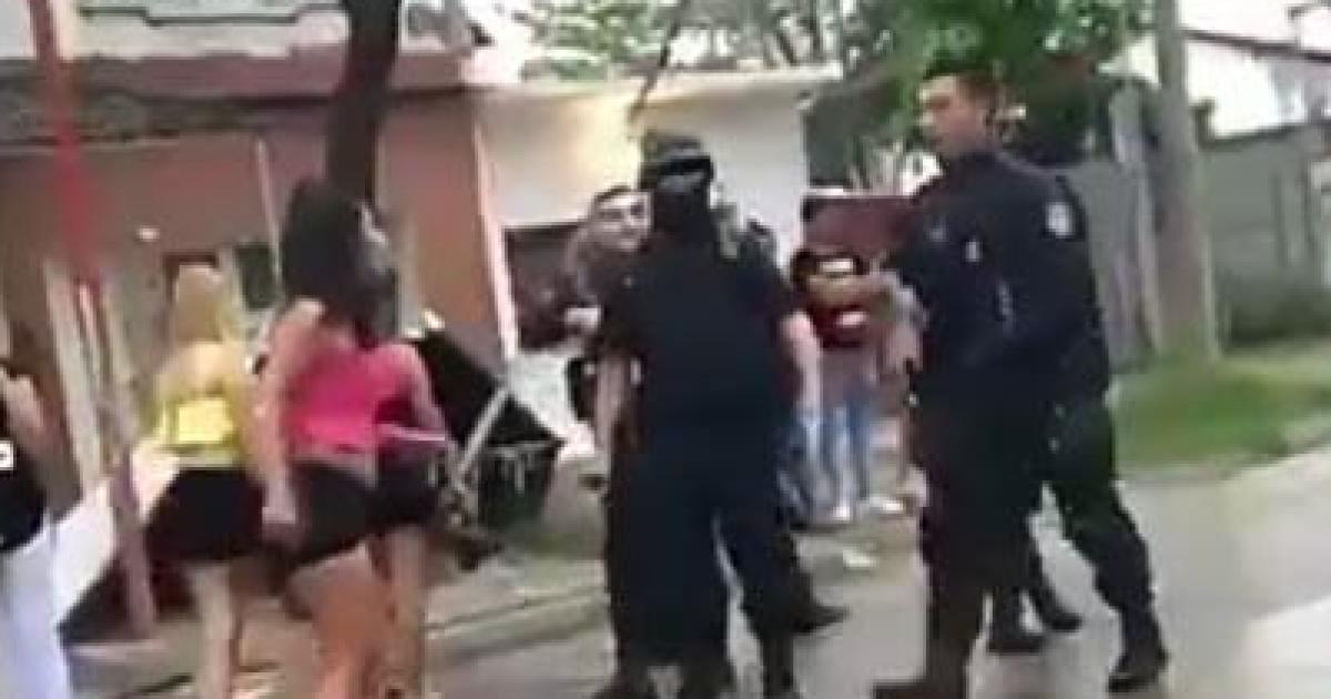 Agente intentoacute separar una pelea y terminoacute con un dedo fracturado