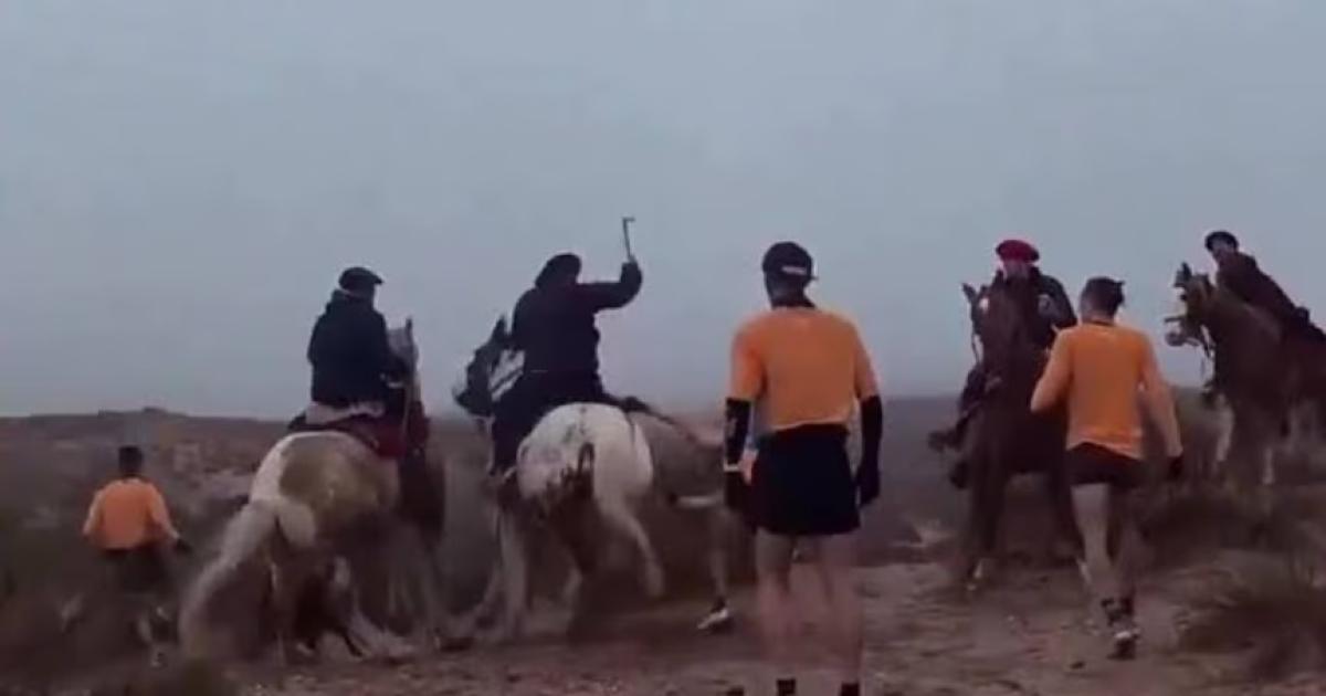 VIDEO Escaacutendalo y violencia- jinetes atacaron a runners y les exigieron dinero para pasar