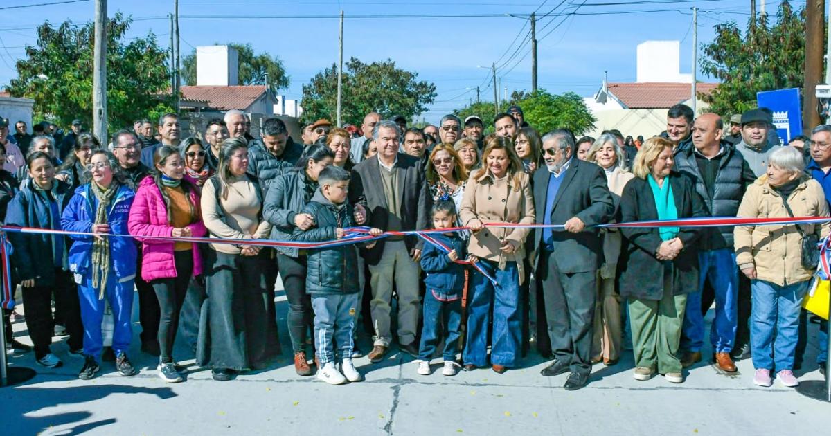 La intendente Fuentes y el secretario Benavente inauguraron 24 cuadras de pavimento en el barrio Neacutestor Kirchner