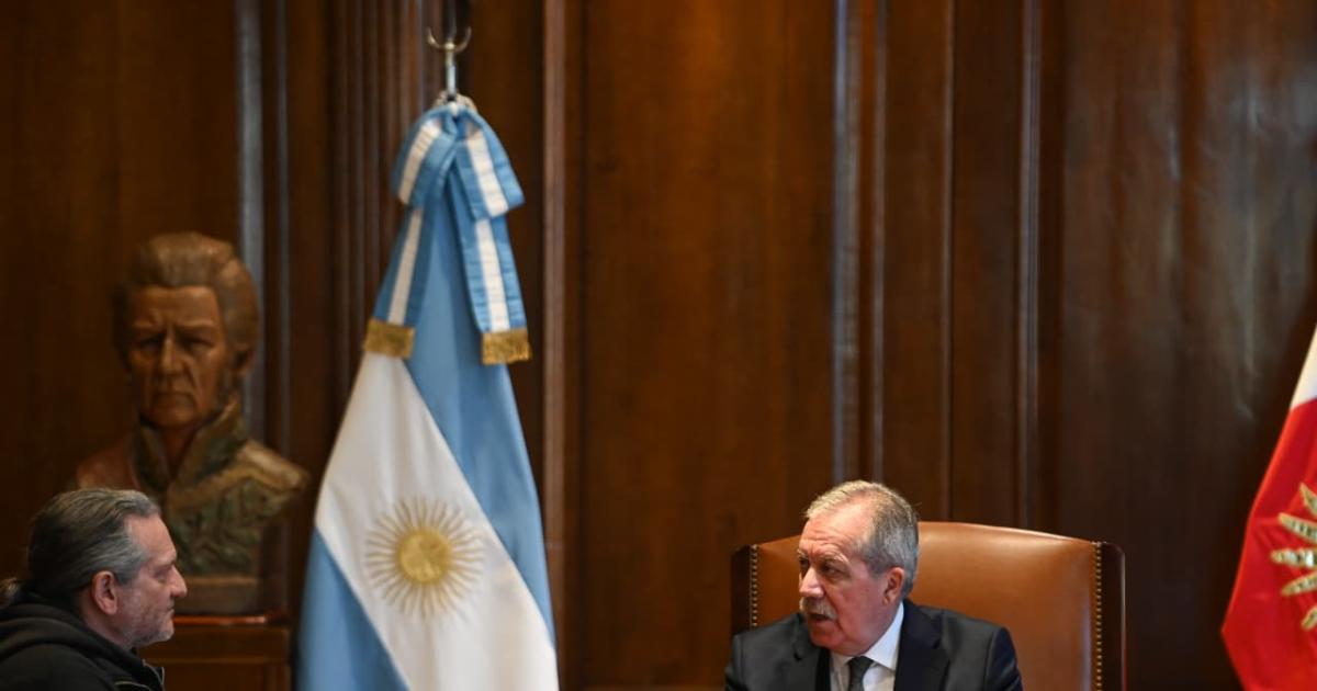 Filosofiacutea juventud y democracia- Dariacuteo Sztajnszrajber protagonizaraacute una jornada especial en Santiago y fue recibido por Eliacuteas Suaacuterez