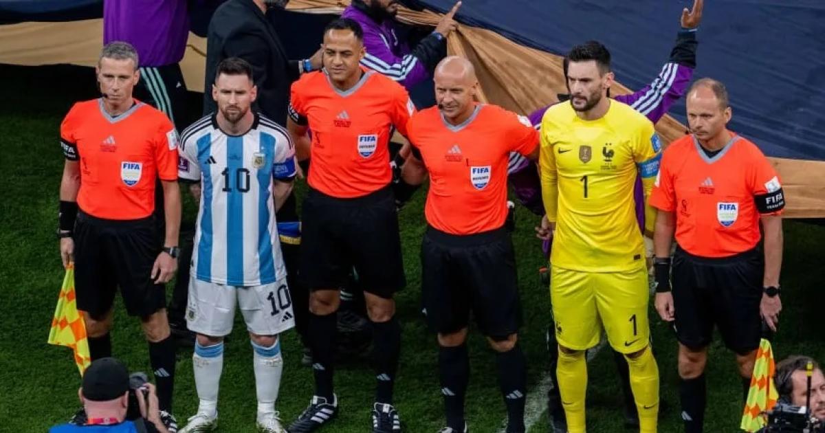 La prensa inglesa cuestionoacute al aacuterbitro de la semifinal ante Argentina y volvioacute a apuntar contra Messi