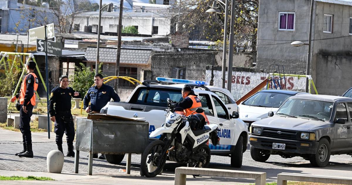 Dramaacutetico- intentoacute arrojarse del 7ordm piso para huir de pareja que la teniacutea encerrada