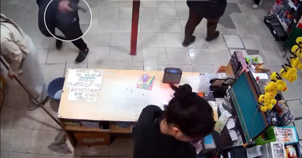 Entroacute armado a un bazar gatilloacute varias veces y baleoacute a una cajera de 16 antildeos
