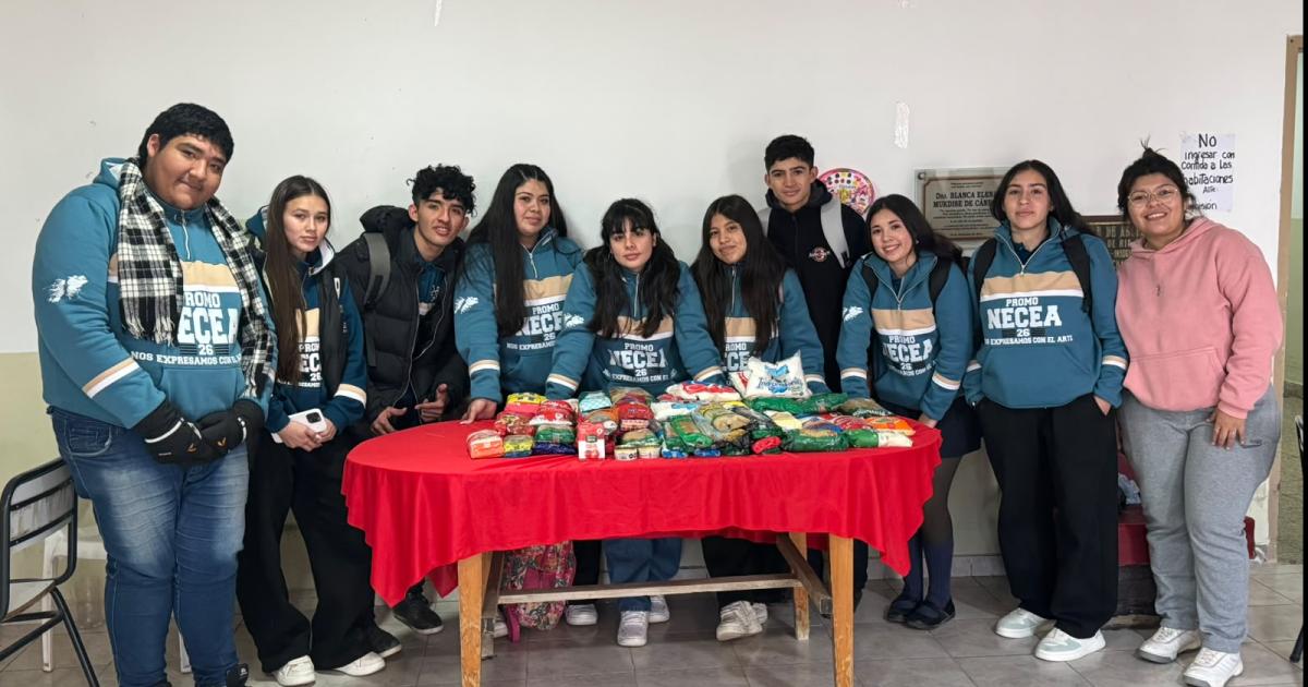Alumnos de 5deg antildeo de la EMAP realizaron visita al Hogar de Ancianos