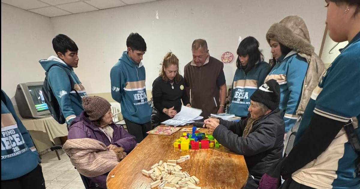Alumnos de 5deg antildeo de la EMAP realizaron visita al Hogar de Ancianos