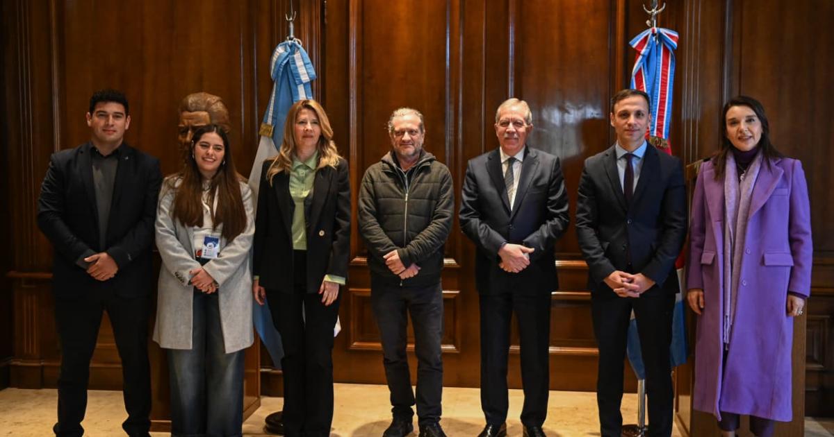 El gobernador y el escritor hablaron del rol de la filosofiacutea
