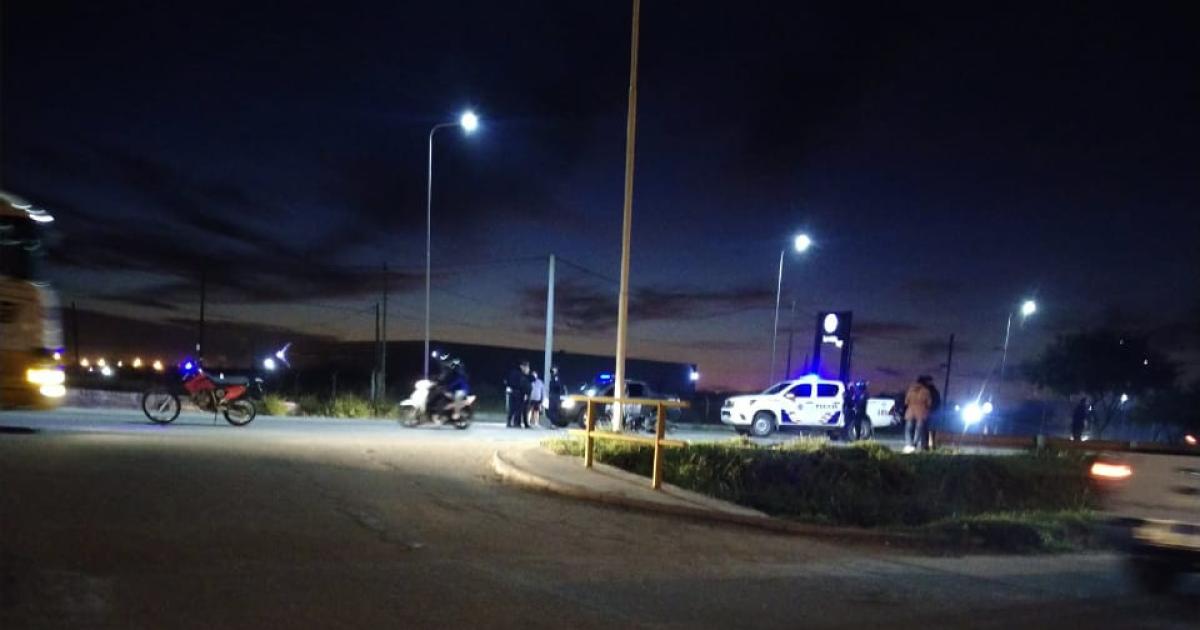 Funcionario de la Policiacutea sufrioacute fracturas al ser chocado por el auto de un catamarquentildeo